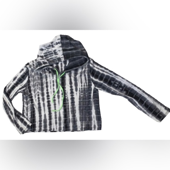 Ruby & Lace Crop - Picture 3 of 11